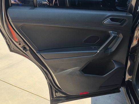 Used 2020 Volkswagen Tiguan SE w/ Panoramic Sunroof Package FWD image 27