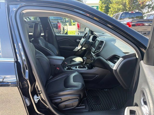 Used 2018 Jeep Cherokee Latitude Plus w/ Cold Weather Group AWD/4WD image 32