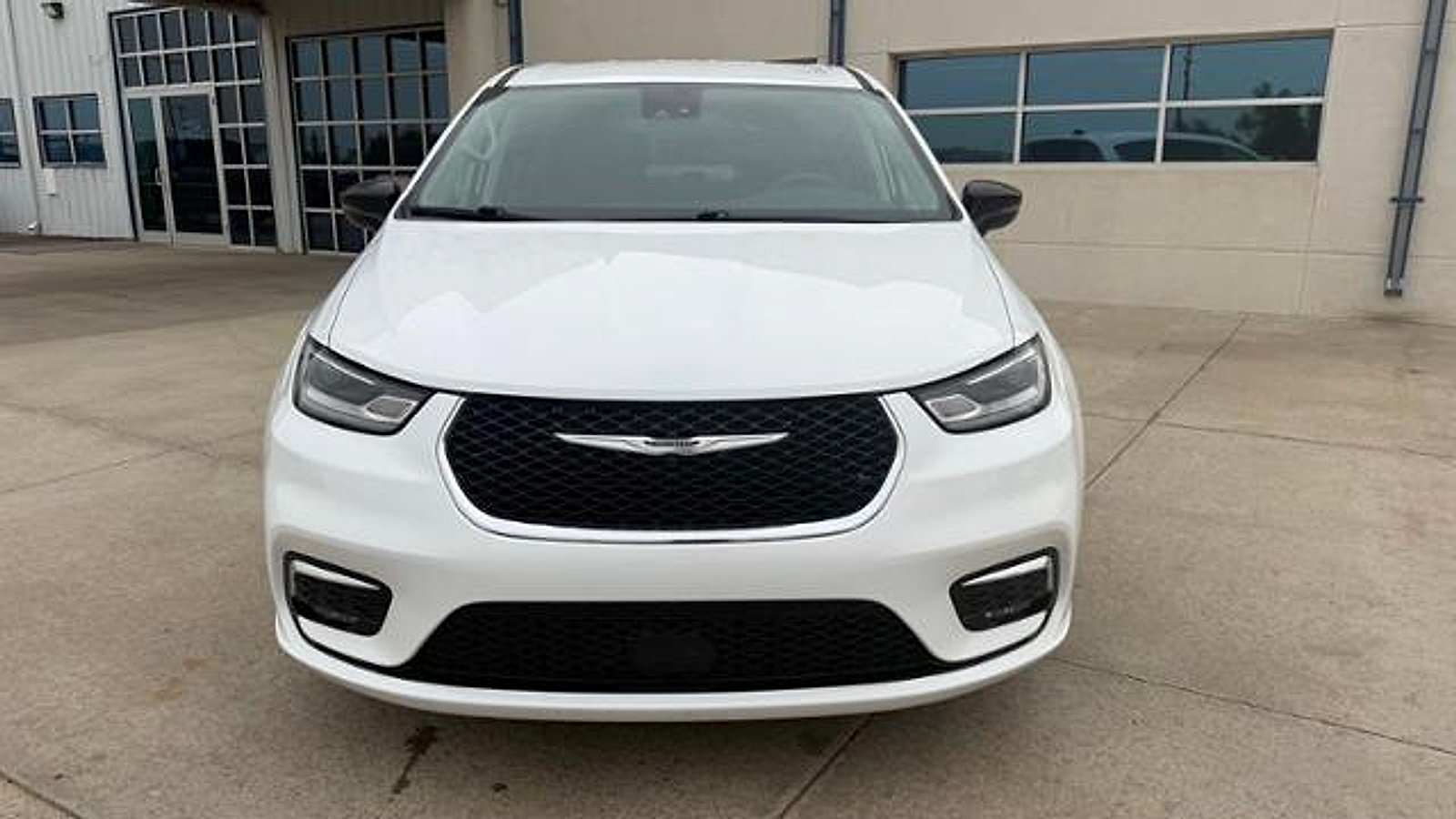 Used 2024 Chrysler Pacifica Touring-L FWD image 2