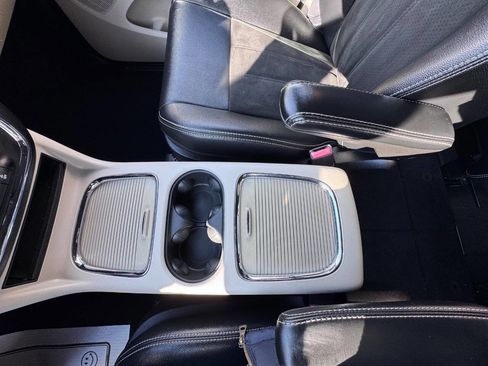 Used 2019 Dodge Grand Caravan SXT image 25