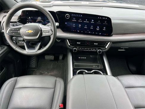 Used 2025 Chevrolet Suburban LT w/ Comfort Package image 9