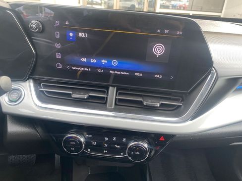 Used 2025 Chevrolet Trax LT w/ LT Convenience Package image 17