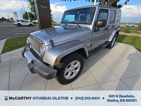 Used 2015 Jeep Wrangler Unlimited Sahara w/ Connectivity Group AWD/4WD image 16