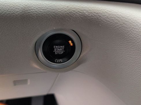 Used 2023 Chrysler Pacifica Touring-L FWD image 27