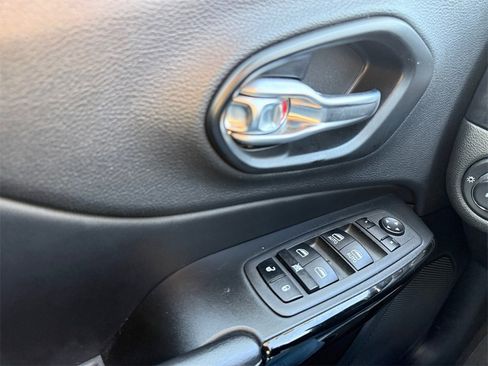 Used 2023 Jeep Cherokee Altitude Lux image 28