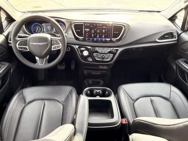 Certified 2025 Chrysler Pacifica Select FWD image 11