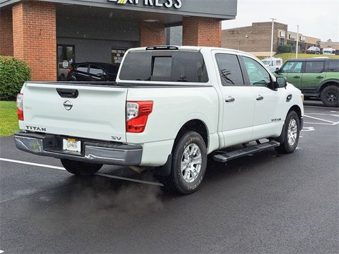 Used 2017 Nissan Titan SV image 5