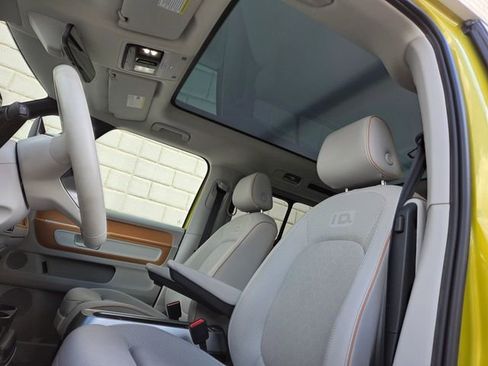 Used 2025 Volkswagen ID. Buzz 1st Edition RWD image 18