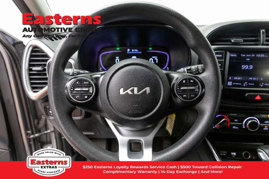 Used 2023 Kia Soul LX w/ LX Technology Package FWD image 11