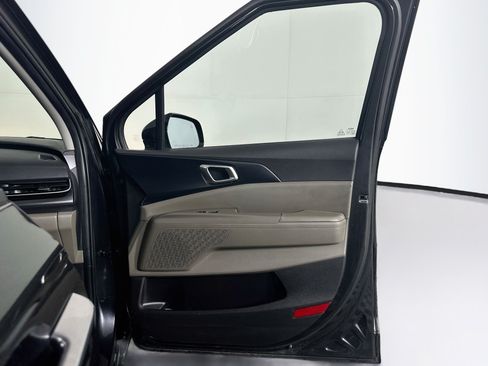 Used 2025 Kia Carnival FWD image 33