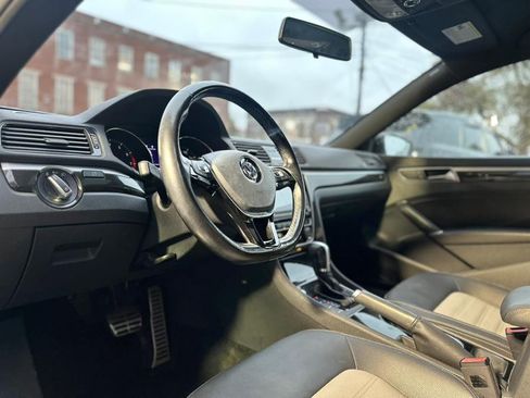 Used 2018 Volkswagen Passat 3.6 FWD image 10