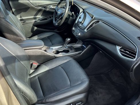 Used 2018 Chevrolet Malibu LT w/ Leather Package FWD image 9