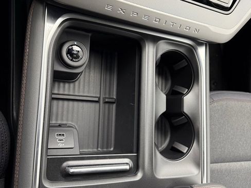 New 2025 Ford Expedition Active image 41