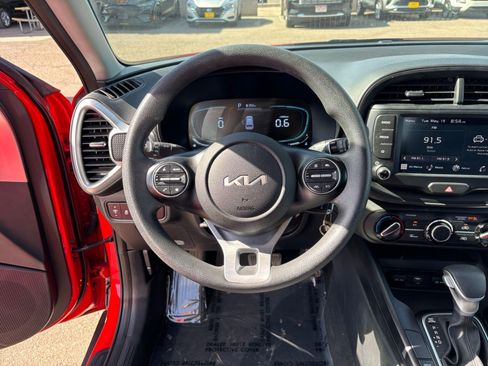 Used 2025 Kia Soul LX w/ LX Technology Package FWD image 32