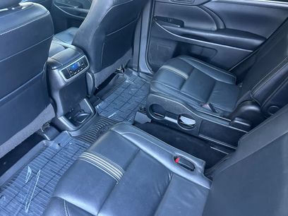 Used 2018 Toyota Highlander SE