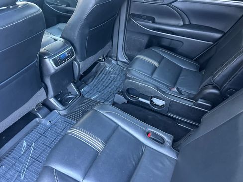 Used 2018 Toyota Highlander SE AWD/4WD image 4