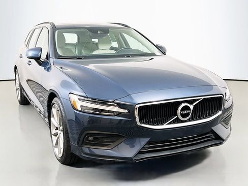 Used 2021 Volvo V60 T5 Momentum w/ Climate Package image 2
