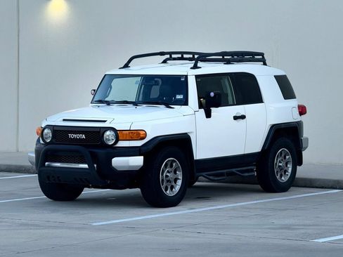 Used 2011 Toyota FJ Cruiser 2WD w/ Convenience Pkg image 3