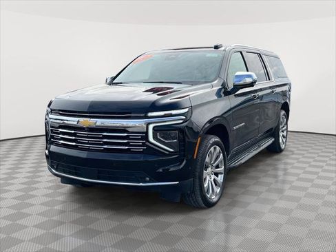 Used 2025 Chevrolet Suburban Premier image 3