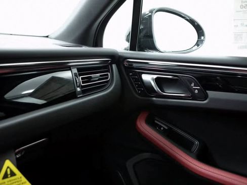 Certified 2025 Porsche Macan image 24