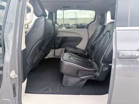 Used 2023 Chrysler Pacifica Limited FWD image 22