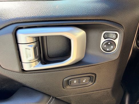 Used 2019 Jeep Wrangler Unlimited Sahara AWD/4WD image 12