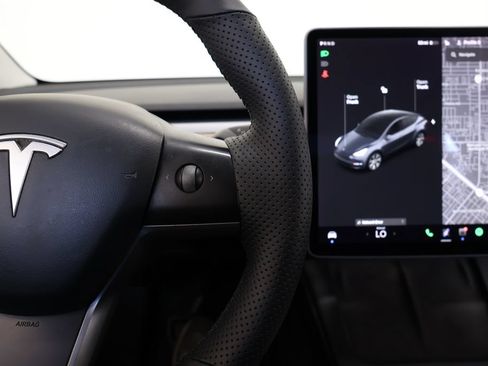 Used 2021 Tesla Model Y Long Range AWD/4WD image 25