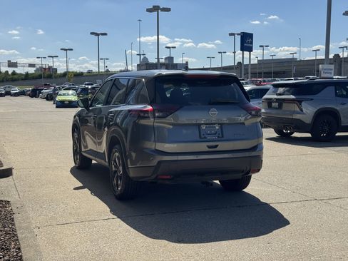Used 2024 Nissan Rogue SV image 7