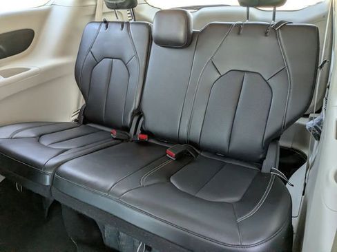 Used 2023 Chrysler Pacifica Touring-L image 28