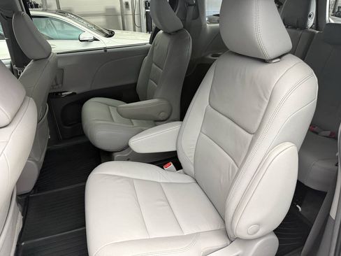 Used 2019 Toyota Sienna XLE w/ XLE Navigation Package AWD/4WD image 19