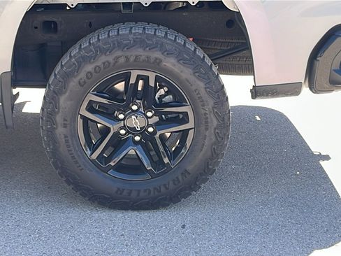 Used 2024 Chevrolet Silverado 1500 LT Trail Boss w/ LPO, Dark Essentials Package image 5