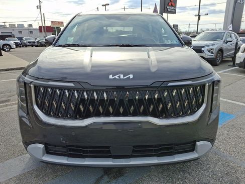 Used 2025 Kia Carnival image 2