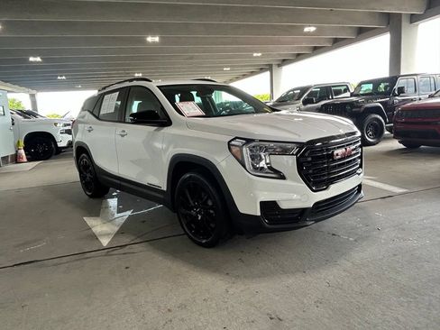 Used 2023 GMC Terrain SLE w/ Driver Convenience Package FWD image 7