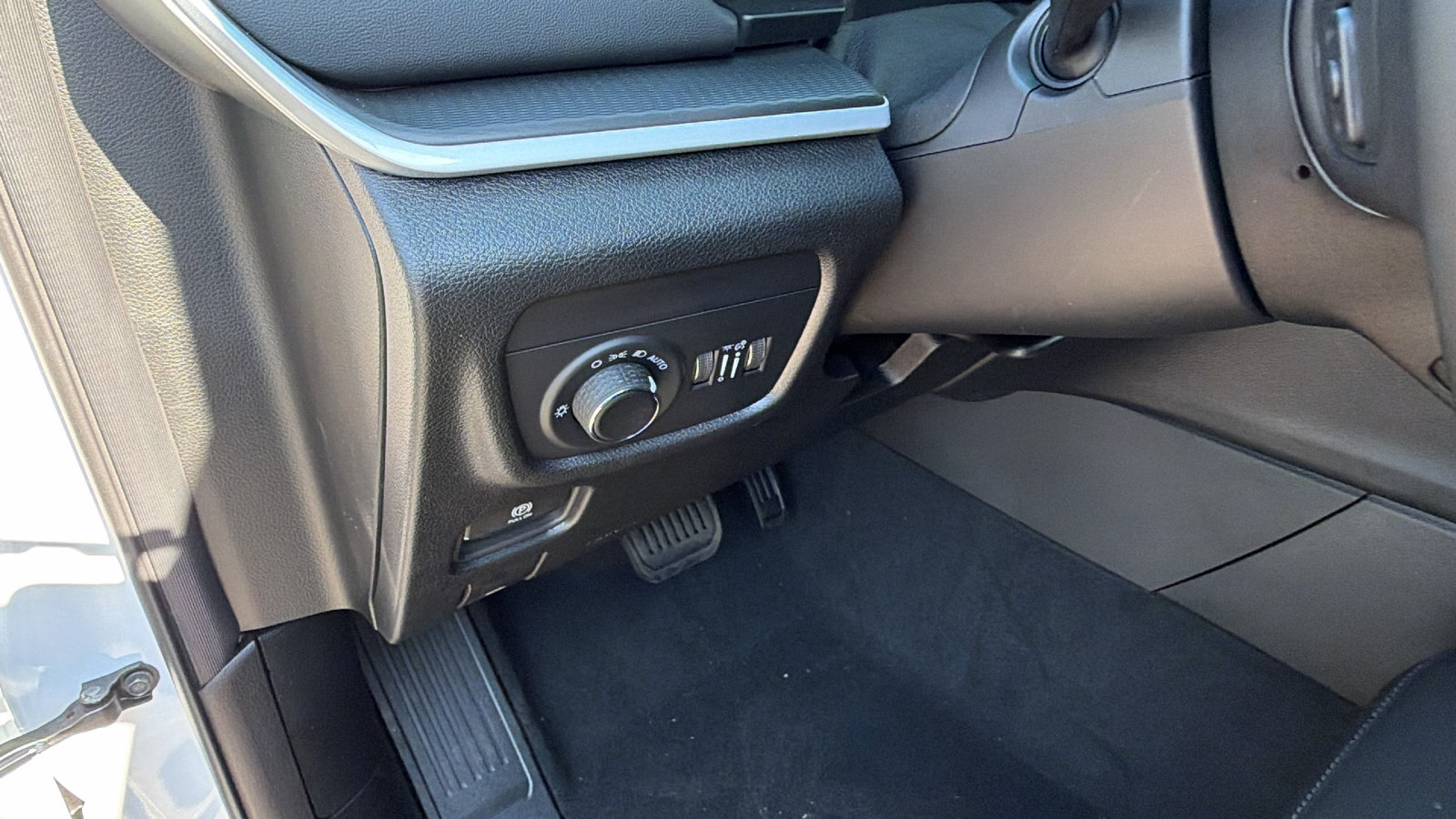 New 2027 Jeep Grand Cherokee Laredo RWD image 21