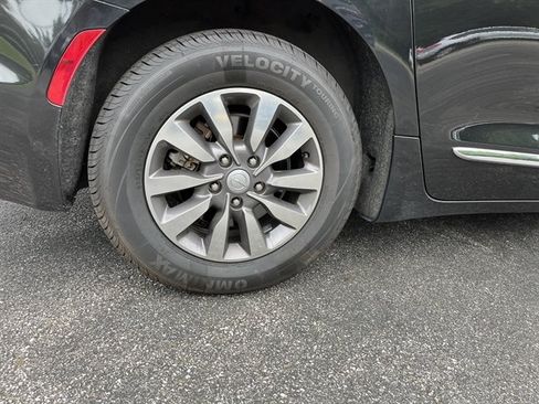 Used 2020 Chrysler Pacifica Touring-L Plus w/ Advanced Safetytec Group FWD image 8