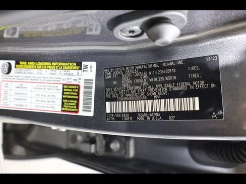 Used 2024 Toyota Highlander XLE FWD image 45