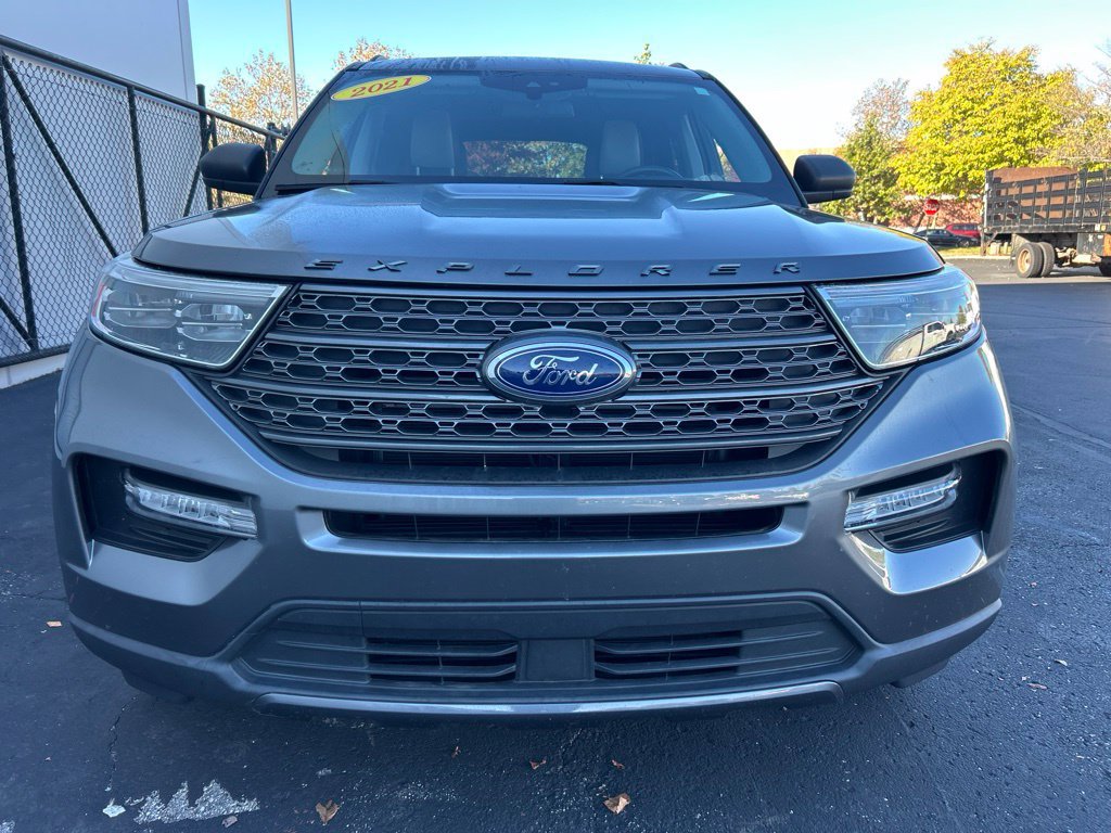 Used 2021 Ford Explorer XLT w/ Equipment Group 202A AWD/4WD image 2