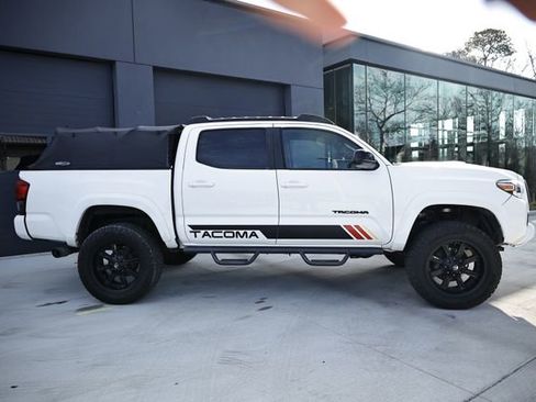 Used 2019 Toyota Tacoma TRD Sport image 6
