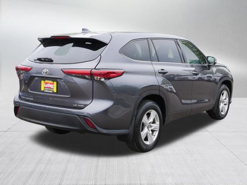 Used 2021 Toyota Highlander LE AWD/4WD image 3