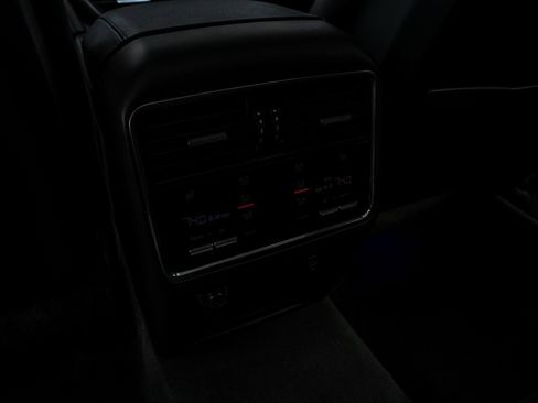 Used 2023 Porsche Cayenne Platinum Edition image 33