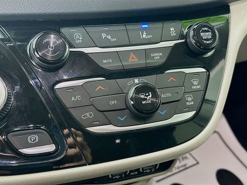 Used 2024 Chrysler Pacifica Touring-L FWD image 20