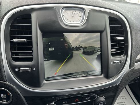 Used 2019 Chrysler 300 Touring w/ Driver Convenience Group image 9