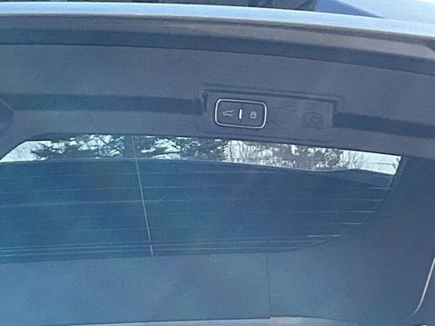 Certified 2022 Ford Explorer XLT w/ Equipment Group 202A image 32