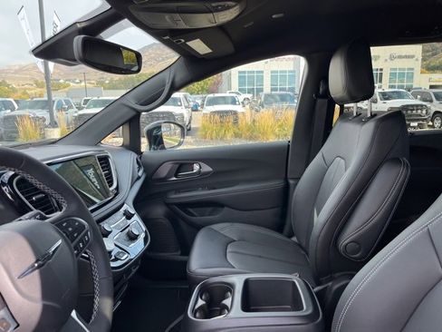 New 2026 Chrysler Pacifica Select image 13