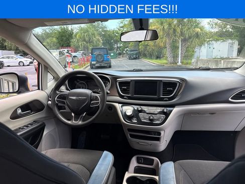 Used 2018 Chrysler Pacifica L FWD image 10