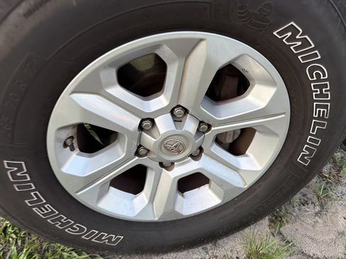 Used 2019 Toyota 4Runner SR5 AWD/4WD image 5