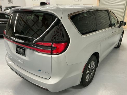 Used 2023 Chrysler Pacifica Touring-L image 5