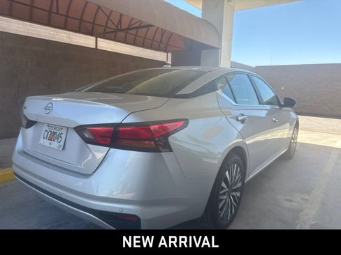 Used 2025 Nissan Altima 2.5 SV FWD image 4