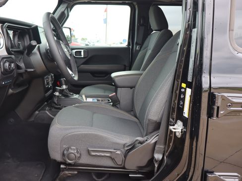 Used 2025 Jeep Wrangler Unlimited Sahara w/ Safety Group AWD/4WD image 9