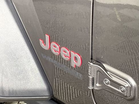 Used 2022 Jeep Wrangler Unlimited Rubicon w/ Cold Weather Group AWD/4WD image 24